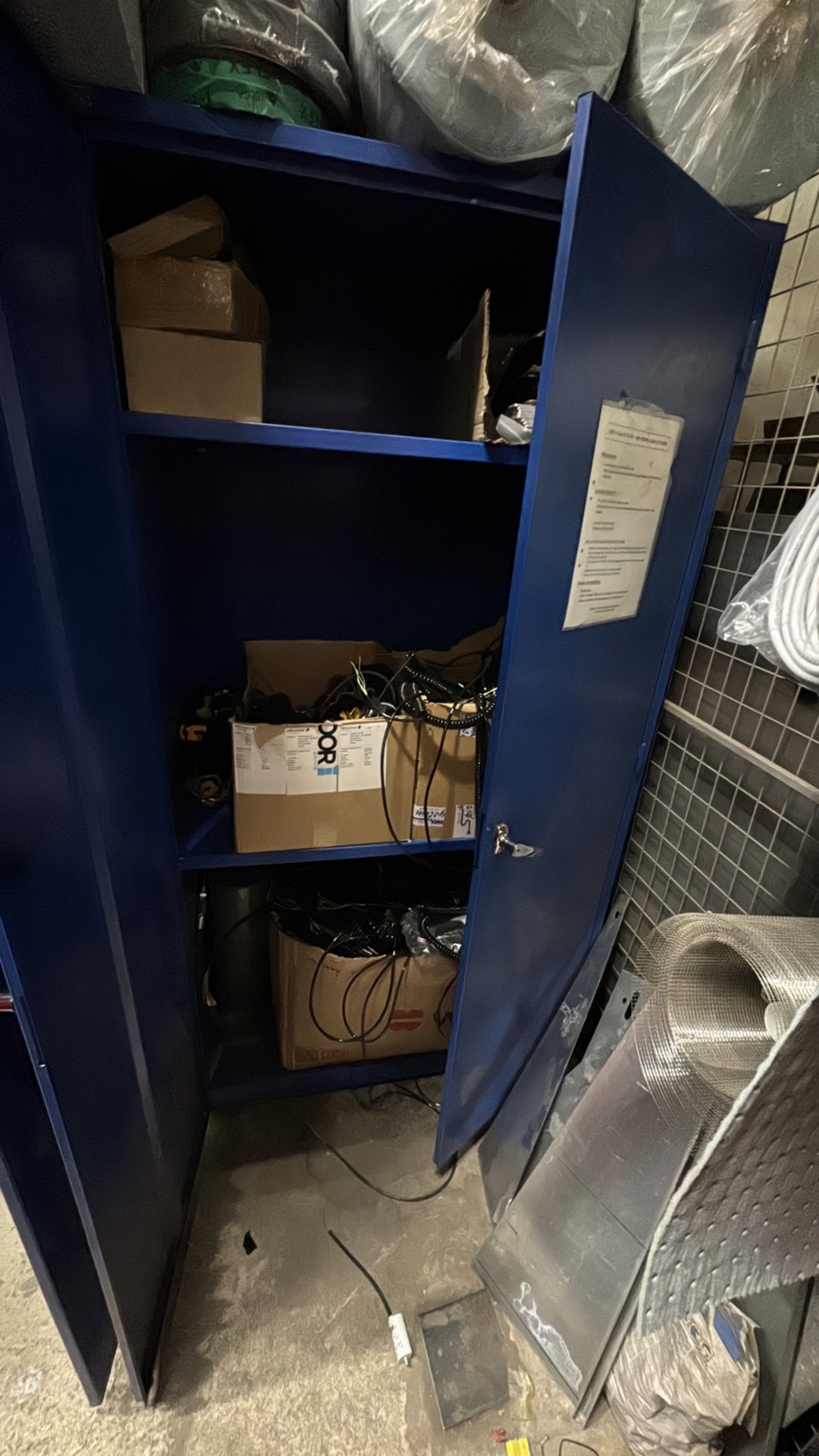 Verkstadsskåp med diverse elkomponenter och kablage