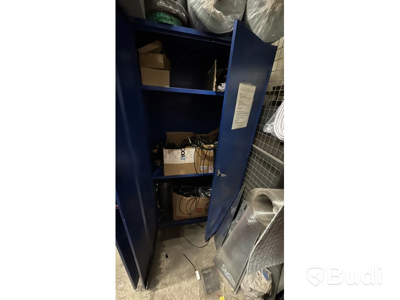 Verkstadsskåp med diverse elkomponenter och kablage