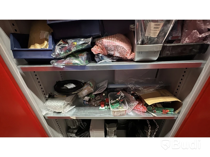 Diverse reservdelar och elektronikkomponenter