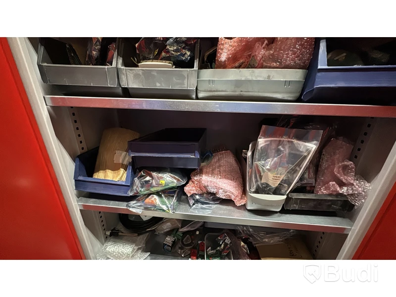 Diverse reservdelar och elektronikkomponenter