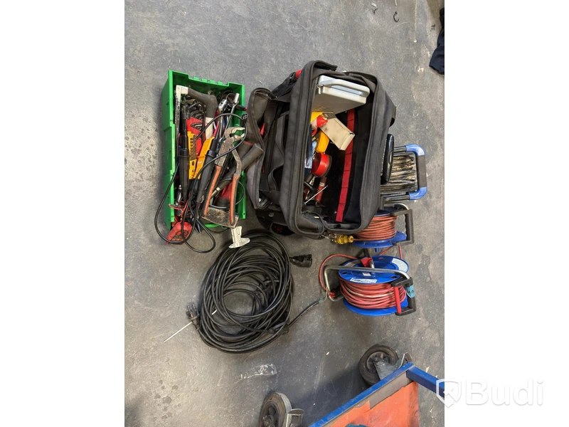 Parti med diverse eltillbehör