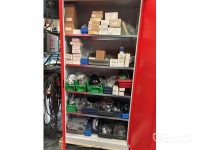 Diverse reservdelar och elektronikkomponenter