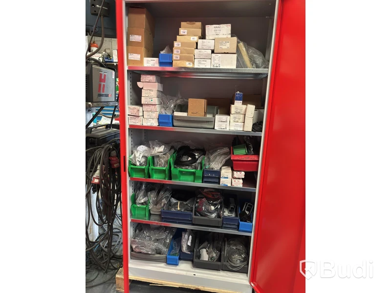 Diverse reservdelar och elektronikkomponenter