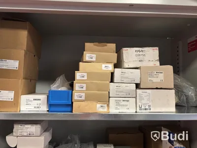 Diverse reservdelar och elektronikkomponenter