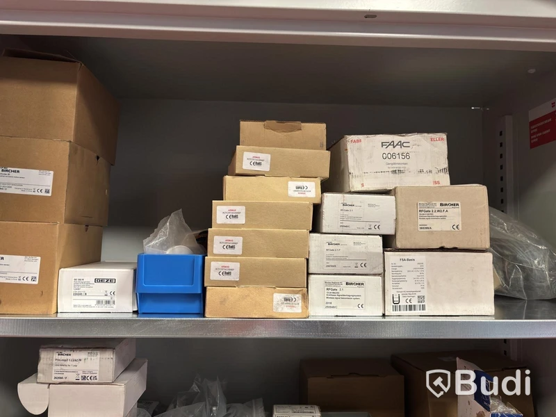 Diverse reservdelar och elektronikkomponenter