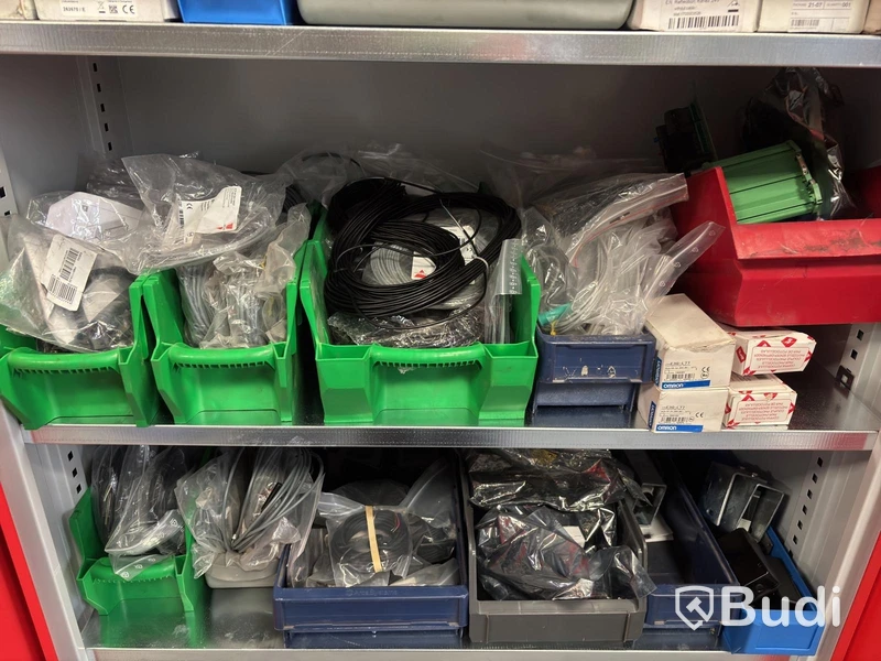 Diverse reservdelar och elektronikkomponenter
