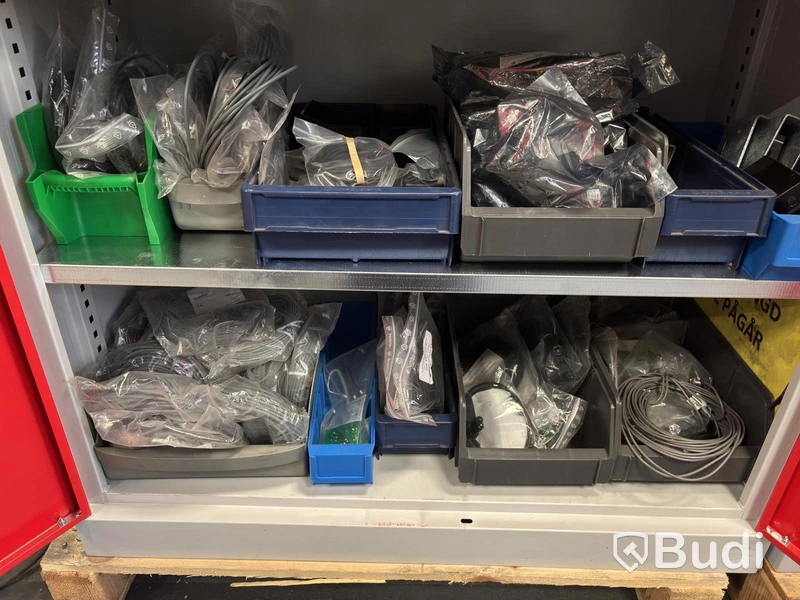 Diverse reservdelar och elektronikkomponenter