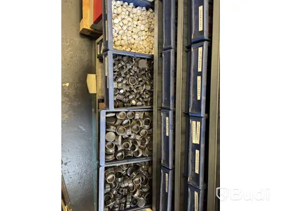 Industriskåp med sorteringslådor och tillbehör