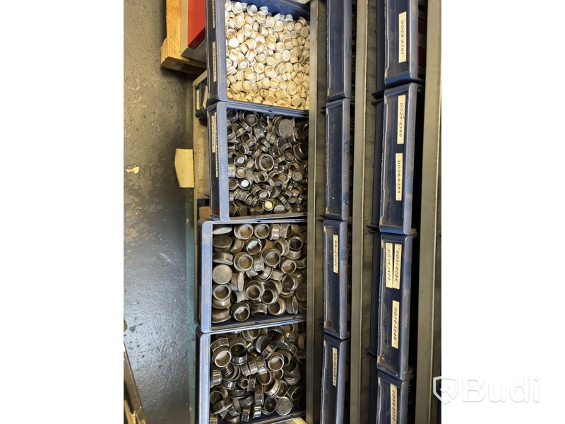 Industriskåp med sorteringslådor och tillbehör