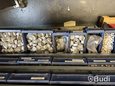 Industriskåp med sorteringslådor och tillbehör