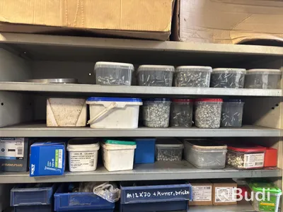 Industriskåp med sorteringslådor och tillbehör