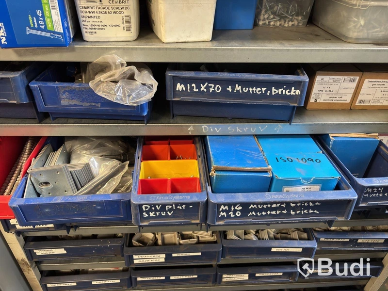 Industriskåp med sorteringslådor och tillbehör