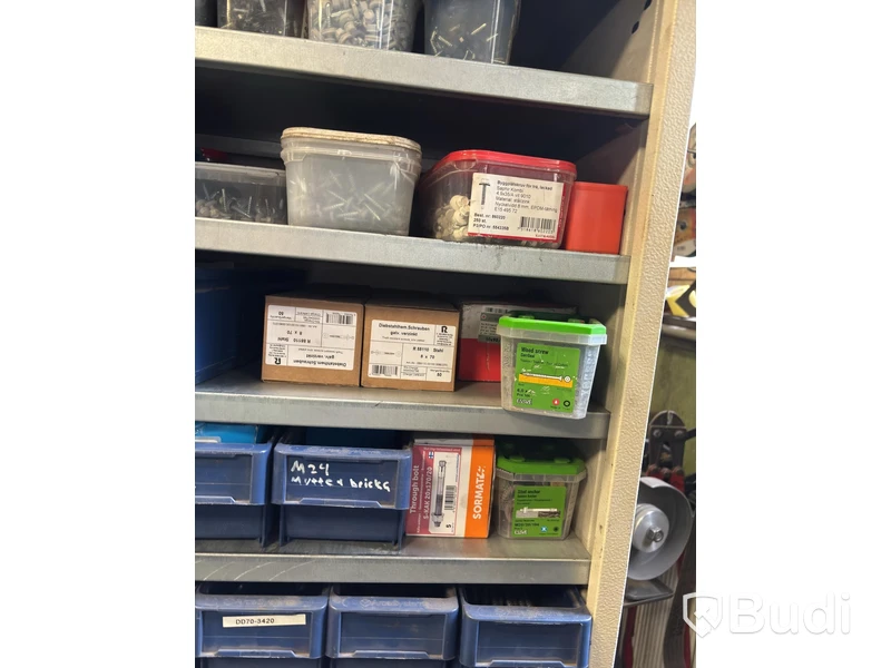 Industriskåp med sorteringslådor och tillbehör