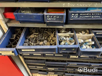 Industriskåp med sorteringslådor och tillbehör