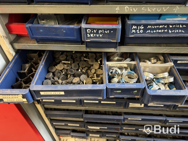 Industriskåp med sorteringslådor och tillbehör