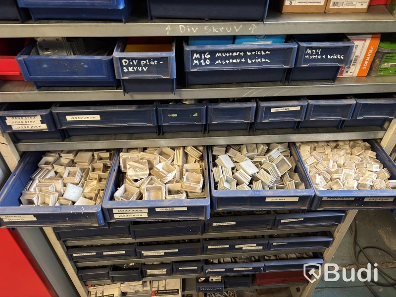 Industriskåp med sorteringslådor och tillbehör