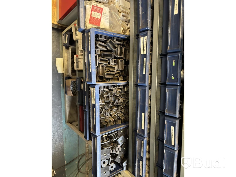 Industriskåp med sorteringslådor och tillbehör