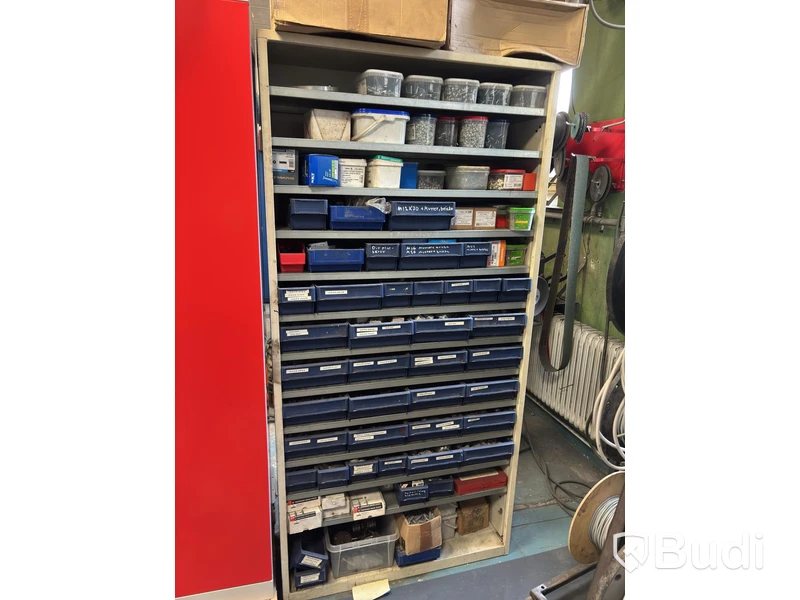 Industriskåp med sorteringslådor och tillbehör