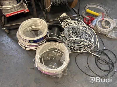 Parti med diverse kabel, el, paracord och metallkedjor