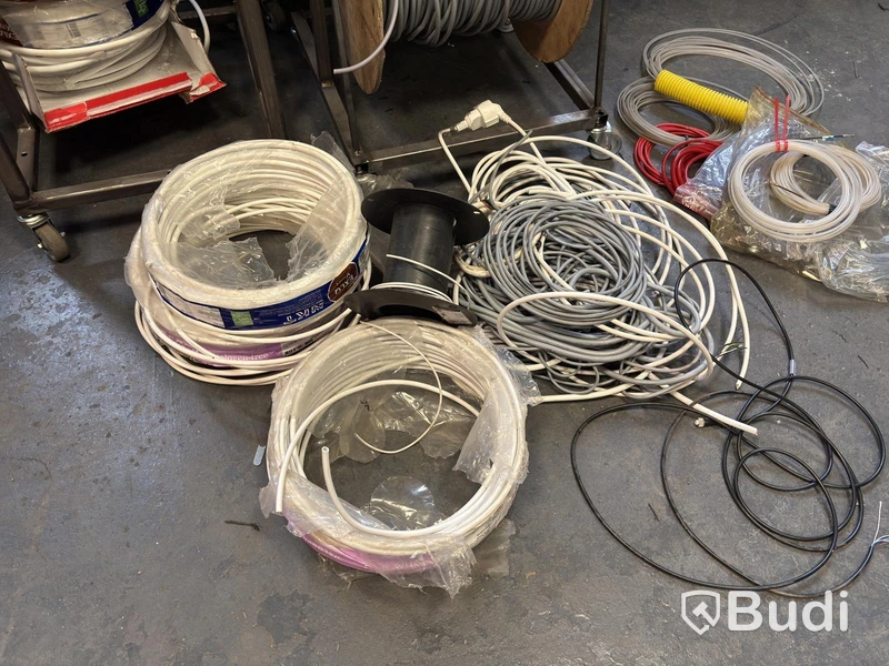 Parti med diverse kabel, el, paracord och metallkedjor