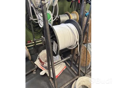 Parti med diverse kabel, el, paracord och metallkedjor