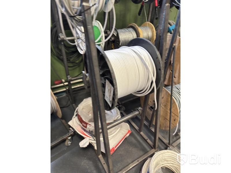 Parti med diverse kabel, el, paracord och metallkedjor