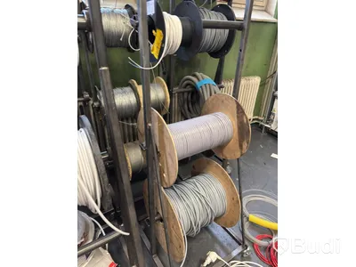 Parti med diverse kabel, el, paracord och metallkedjor