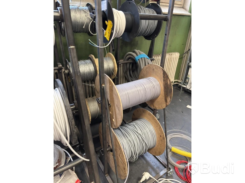 Parti med diverse kabel, el, paracord och metallkedjor