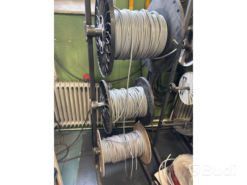 Parti med diverse kabel, el, paracord och metallkedjor