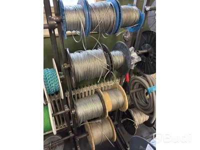 Parti med diverse kabel, el, paracord och metallkedjor