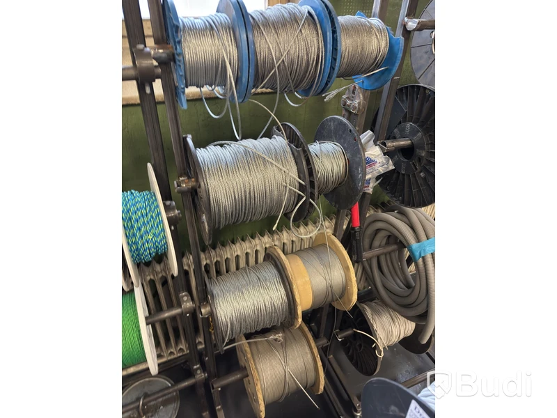 Parti med diverse kabel, el, paracord och metallkedjor
