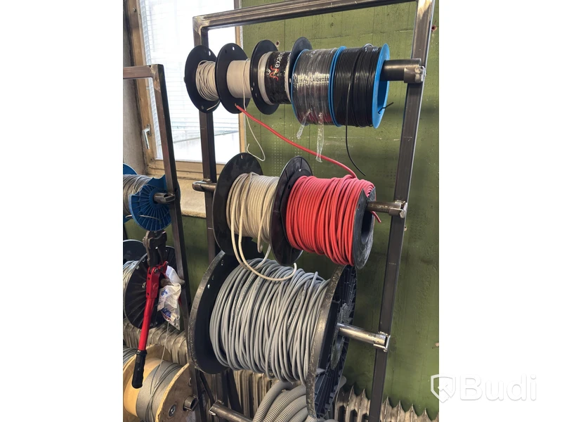 Parti med diverse kabel, el, paracord och metallkedjor