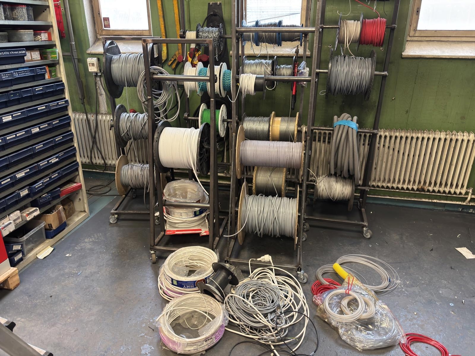 Parti med diverse kabel, el, paracord och metallkedjor