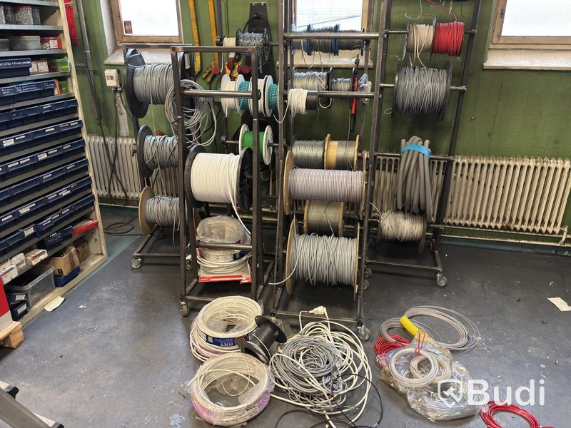 Parti med diverse kabel, el, paracord och metallkedjor