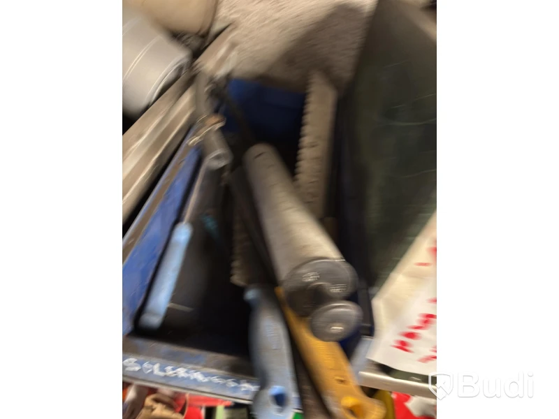 Parti med diverse verktyg och tillbehör