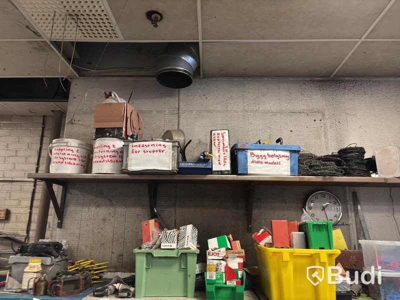 Parti med diverse verktyg och tillbehör