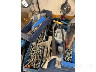 Verkstadsskåp med diverse tillbehör