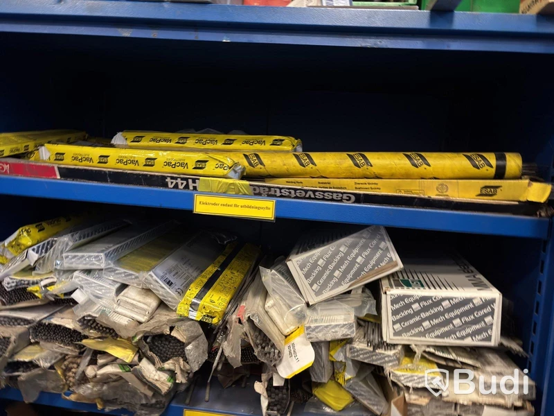 Verkstadsskåp med diverse tillbehör
