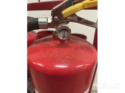 Parti med brandsläckare och vagn