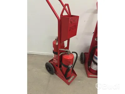 Parti med brandsläckare och vagn