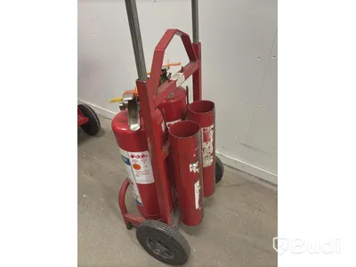 Parti med brandsläckare och vagn