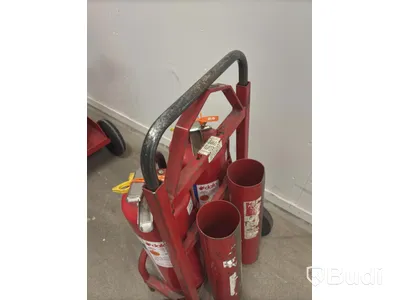 Parti med brandsläckare och vagn