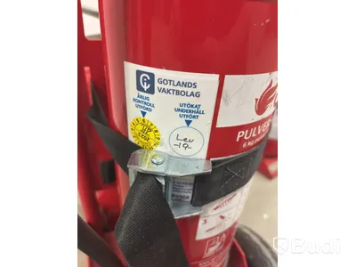 Parti med brandsläckare och vagn