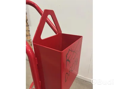 Parti med brandsläckare och vagn