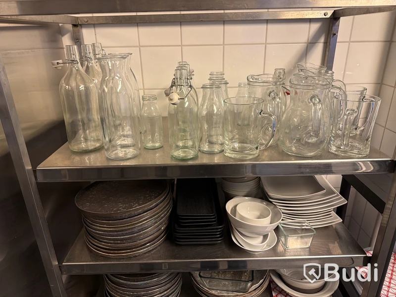 Porslin, glas, bestick, vagnar m.m. Stort parti