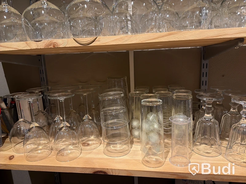 Porslin, glas, bestick, vagnar m.m. Stort parti