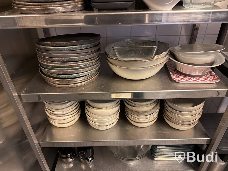 Porslin, glas, bestick, vagnar m.m. Stort parti