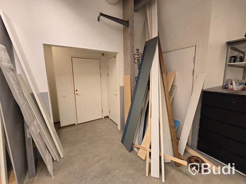 Stort parti med lister, salningar, plåtdetaljer, fönsterbrädor samt skivmaterial.