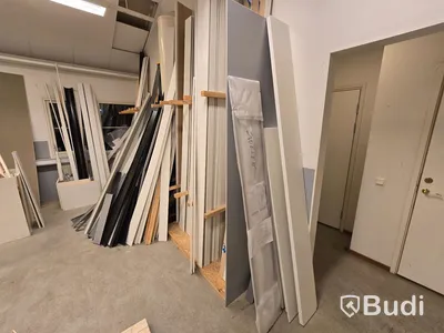 Stort parti med lister, salningar, plåtdetaljer, fönsterbrädor samt skivmaterial.