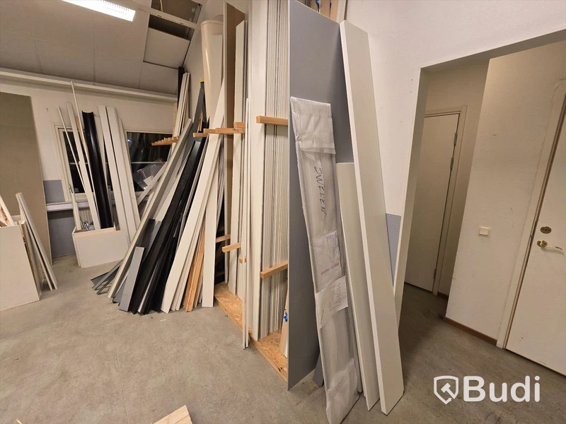 Stort parti med lister, salningar, plåtdetaljer, fönsterbrädor samt skivmaterial.